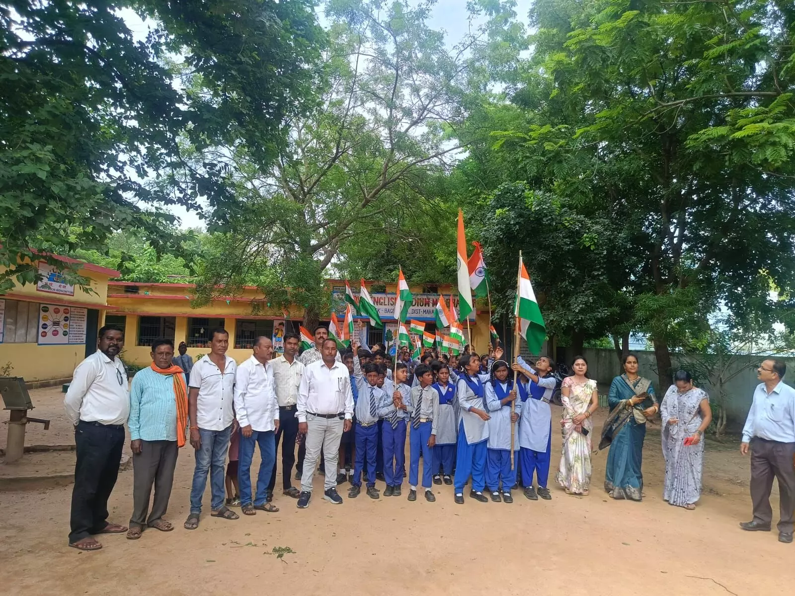 35301-2 CG: बागबाहरा में निकली तिरंगा रैली, बच्चों ने दिया देशभक्ति का संदेश; शिक्षकों और पालकों ने भी लिया हिस्सा