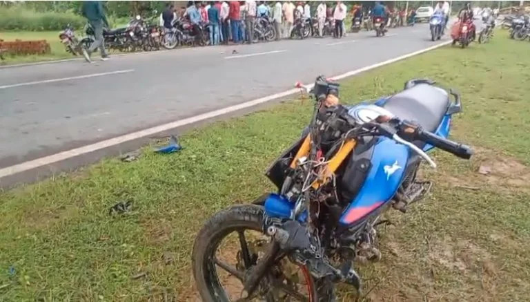 CG Accident : दो बाइकों में आमने-सामने भिड़ंत, एक युवक की मौत, 4 घायल