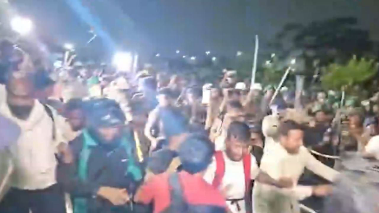 jpsc-jssc-student-protest: विधानसभा घेराव के बाद छात्रों पर लाठीचार्ज, देवेंद्र नाथ महतो को एंबुलेंस से उठा ले गई पुलिस, देखें वीडियो