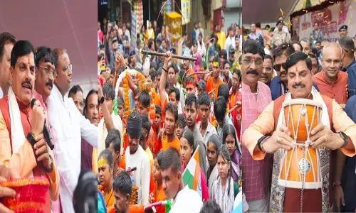 MP Kanwar Yatra: जबलपुर में कांवड़ियों के बीच पहुंचे CM डॉ. मोहन यादव, फूल बरसाकर किया स्वागत और बजाया डमरू