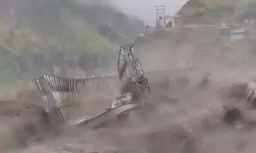 Uttarakhand : चमोली में भारी बारिश का असर, तेज बहाव में बहा वैली ब्रिज; नीती घाटी के 17 गांवों का संपर्क टूटा