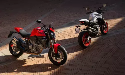 Ducati: डुकाटी मॉन्स्टर भारत में लॉन्च, न्यू डिजाइन और दमदार V2 इंजन, जानें इसकी पावर, फीचर्स और कीमत