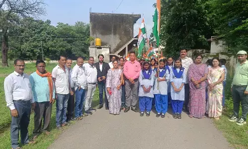 CG: बागबाहरा में निकली तिरंगा रैली, बच्चों ने दिया देशभक्ति का संदेश; शिक्षकों और पालकों ने भी लिया हिस्सा