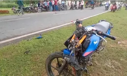 CG Accident : दो बाइकों में आमने-सामने भिड़ंत, एक युवक की मौत, 4 घायल