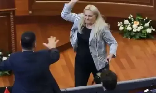 Kosovo: कोसोवो की संसद में विपक्षी सांसद ने प्रधानमंत्री पर फेंके अंडे: हंगामे के बाद कार्यवाही रोकी गई, फिर चुनाव का खतरा Kosovo: कोसोवो की संसद में विपक्षी सांसद ने प्रधानमंत्री पर फेंके अंडे: हंगामे के बाद कार्यवाही रोकी गई, फिर चुनाव का खतरा