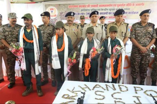 Naxalites Surrender : नक्सलियों को लगा बड़ा झटका, 10 लाख के इनामी समेत 4 माओवादियों ने किया सरेंडर