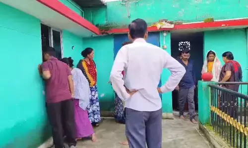 CG Crime : बच्चों के रोने की आवाज सुनकर पहुंचा मकान मालिक, कमरे में फंदे पर मिले पति-पत्नी के शव
