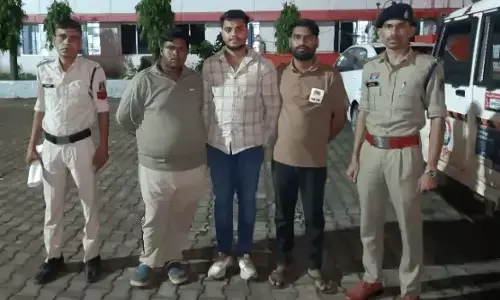 CG Crime: नाबालिग को धमकाकर करवाते थे चोरी, कांग्रेस पार्षद के बेटे समेत 3 गिरफ्तार CG Crime: नाबालिग को धमकाकर करवाते थे चोरी, कांग्रेस पार्षद के बेटे समेत 3 गिरफ्तार