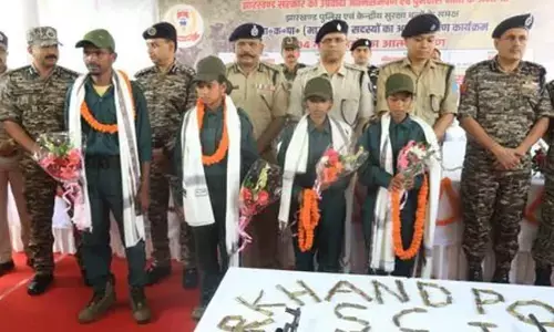 Naxalites Surrender : नक्सलियों को लगा बड़ा झटका, 10 लाख के इनामी समेत 4 माओवादियों ने किया सरेंडर