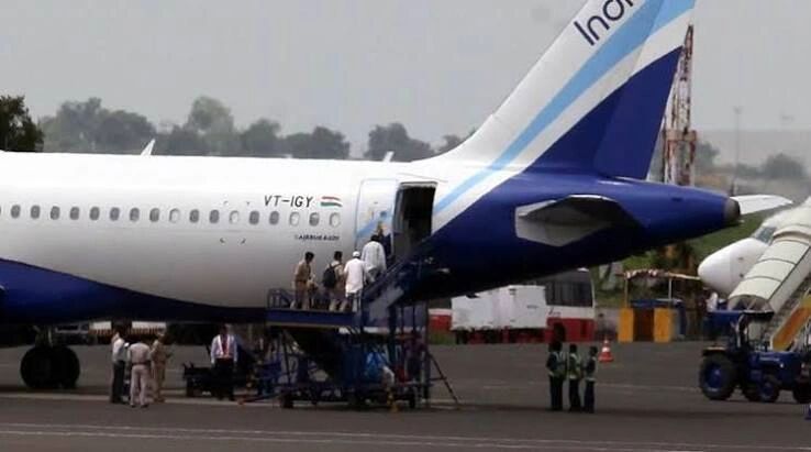 Indigo Flight Emergency Landing : लैंडिंग से पहले बाएं इंजन में आई खराबी, इंडिगो फ्लाइट की इमरजेंसी लैंडिंग, 224 यात्री थे सवार