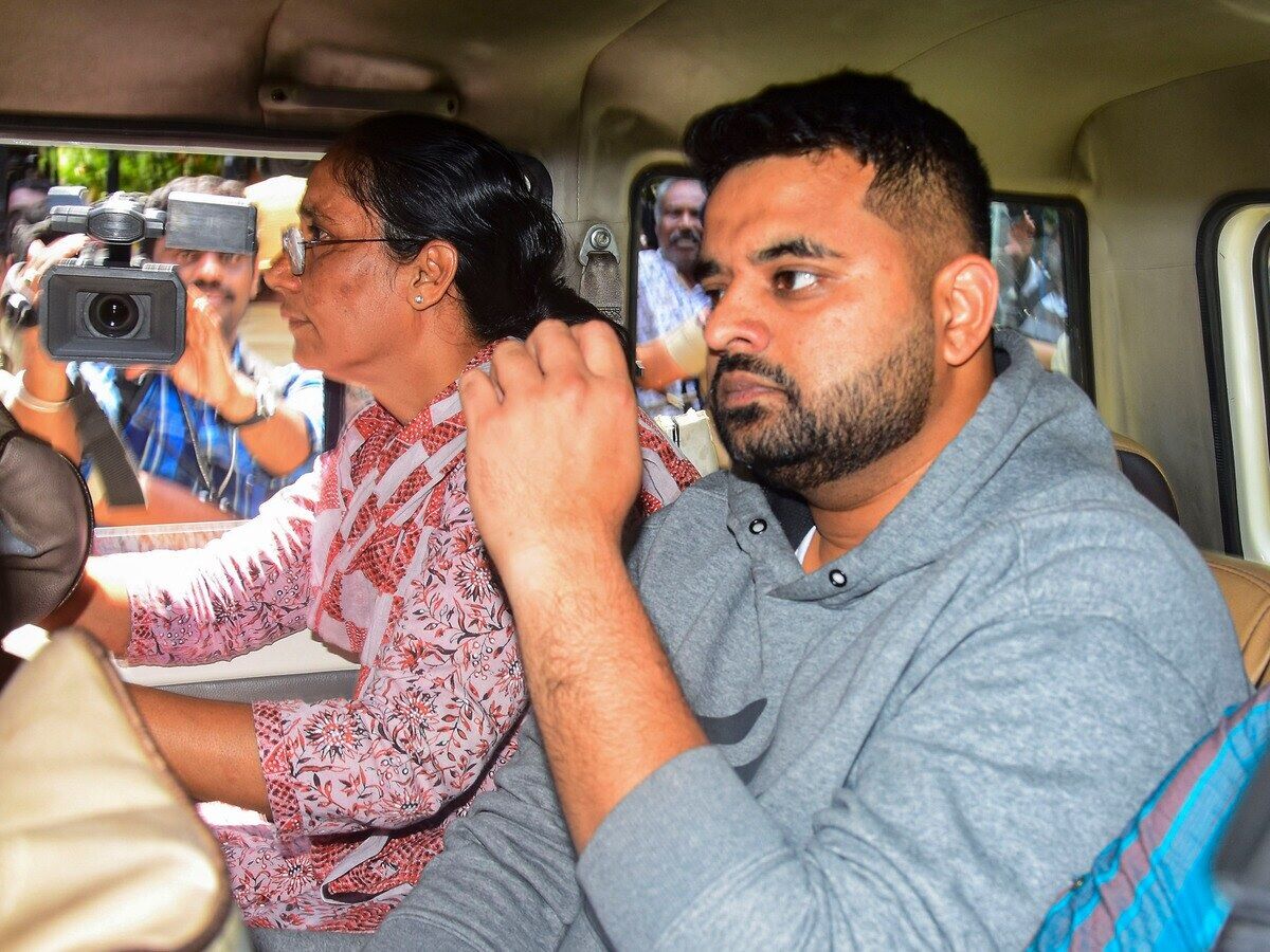 उम्रकैद की सजा काट रहे प्रज्वल रेवन्ना के पास मिला मोबाइल, जेल अधिकारी पर कार्रवाई
