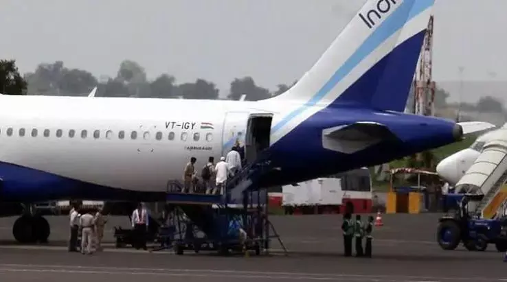 Indigo Flight Emergency Landing : लैंडिंग से पहले बाएं इंजन में आई खराबी, इंडिगो फ्लाइट की इमरजेंसी लैंडिंग, 224 यात्री थे सवार