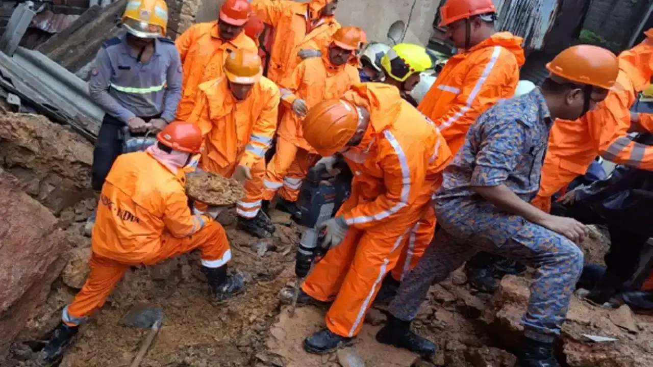 Mumbai Landslide : मुंबई में भारी बारिश के बीच बड़ा हादसा, कुर्ला में लैंडस्लाइड से 7 की मौत; कई घायल; रेस्क्यू जारी