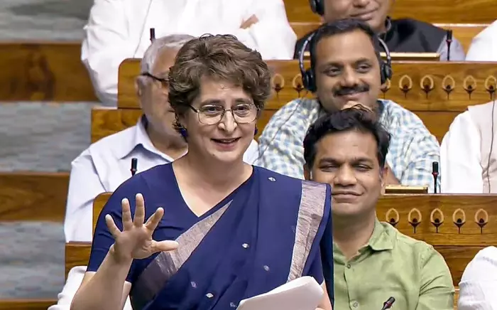 35602-priyanka प्रियंका गांधी का अमित शाह पर निशाना, बोलीं- गृह मंत्री सिर्फ वंदे मातरम गाने आए, ऐसे कैसे चलेगी संसद!