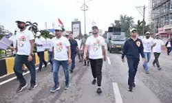 Raipur Freedom Run: हाथों में तिरंगा थाम कर कलेक्टर से लेकर जिले के अफसरों ने लगाई दौड़, रायपुर की सड़क पर दिखा देशभक्ति का रंग Raipur Freedom Run: हाथों में तिरंगा थाम कर कलेक्टर से लेकर जिले के अफसरों ने लगाई दौड़, रायपुर की सड़क पर दिखा देशभक्ति का रंग
