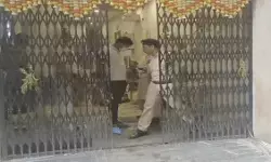 Raipur City Crime : होटल के कमरे में प्रेमिका की चाकू मारकर हत्या, फिर प्रेमी ने खुद का गला रेता, हालत गंभीर Raipur City Crime : होटल के कमरे में प्रेमिका की चाकू मारकर हत्या, फिर प्रेमी ने खुद का गला रेता, हालत गंभीर