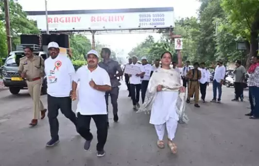 35687-raipur-freedom-run Raipur Freedom Run: हाथों में तिरंगा थाम कर कलेक्टर से लेकर जिले के अफसरों ने लगाई दौड़, रायपुर की सड़क पर दिखा देशभक्ति का रंग