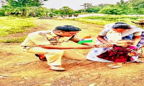 CG News : कभी नक्सलियों का गढ़ रहा चिंतागुफा अब बदल रहा तस्वीर, ‘निवा दुवाड़ ते’ से ग्रामीणों के द्वार पहुंची पुलिस