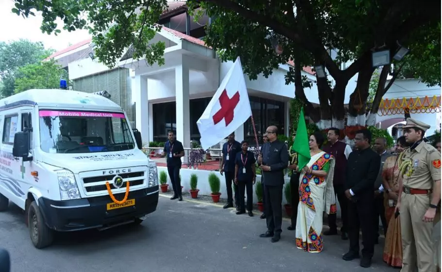 35763-r-02 Raipur Independence Day Celebrations: राज्यपाल रमेन डेका ने लोकभवन में किया ध्वजारोहण, परेड की ली सलामी,मोबाइल एम्बुलेंस को हरी झंडी दिखाकर किया रवाना