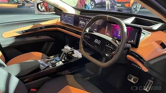 35799-m3 Mahindra BE 6 Sporteq लॉन्च: एक चार्ज में 682KM की रेंज, Google Gemini जैसे फीचर्स, 8 वेरिएंट, 12 कलर और 3 बैटरी ऑप्शन, जानें कीमत
