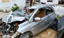 UP Accident : तेज रफ्तार कार पलटी, 3 की मौत, मासूम समेत 4 घायल