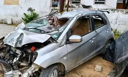 UP Accident : तेज रफ्तार कार पलटी, 3 की मौत, मासूम समेत 4 घायल