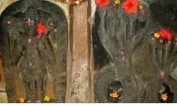 Nagfani Temple Dantewada: सावन सोमवार और नागपंचमी पर नागफनी मंदिर में उमड़ी आस्था, नागवंशी राजाओं से जुड़ा है इतिहास Nagfani Temple Dantewada: सावन सोमवार और नागपंचमी पर नागफनी मंदिर में उमड़ी आस्था, नागवंशी राजाओं से जुड़ा है इतिहास