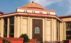 Chhattisgarh High Court: परिवार का एक सदस्य पहले से सरकारी नौकरी में है तो दूसरे को नहीं मिलेगा लाभ,अनुकंपा नियुक्ति पर हाई कोर्ट का बड़ा फैसला Chhattisgarh High Court: परिवार का एक सदस्य पहले से सरकारी नौकरी में है तो दूसरे को नहीं मिलेगा लाभ,अनुकंपा नियुक्ति पर हाई कोर्ट का बड़ा फैसला