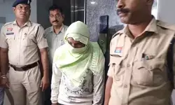Raipur City Crime : महिला की हत्या और मारपीट के दो मामलों का खुलासा, दुष्कर्म के बाद हत्या का आरोपी गिरफ्तार Raipur City Crime : महिला की हत्या और मारपीट के दो मामलों का खुलासा, दुष्कर्म के बाद हत्या का आरोपी गिरफ्तार