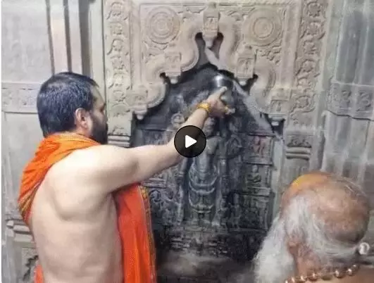 Ujjain Nagchandreshwar Temple: श्रावण के तीसरे सोमवार पर महाकाल के दरबार में उमड़ा आस्था का सैलाब, नागपंचमी पर नागचंद्रेश्वर के दर्शन के लिए उमड़ी भीड़ Ujjain Nagchandreshwar Temple: श्रावण के तीसरे सोमवार पर महाकाल के दरबार में उमड़ा आस्था का सैलाब, नागपंचमी पर नागचंद्रेश्वर के दर्शन के लिए उमड़ी भीड़