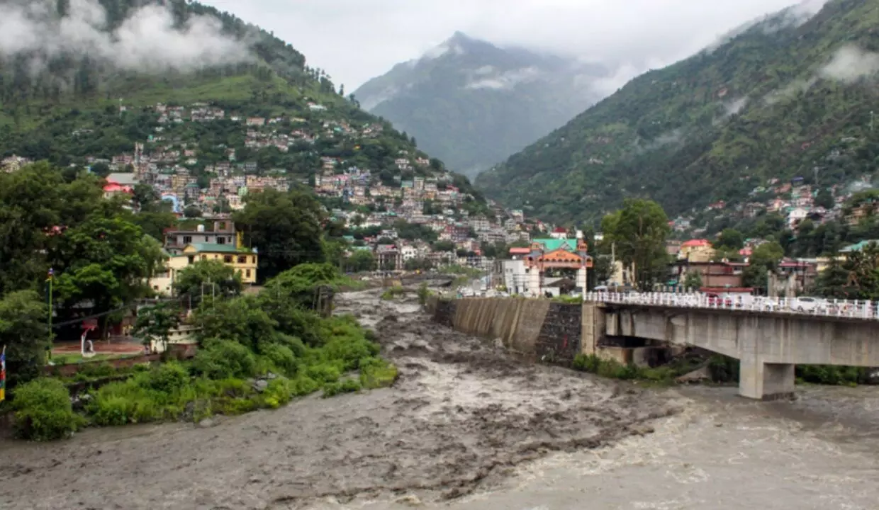हिमाचल में बारिश से बिगड़े हालात: 110 सड़कें बंद, 91 ट्रांसफार्मर ठप; 217 पेयजल योजनाएं प्रभावित हिमाचल में बारिश से बिगड़े हालात: 110 सड़कें बंद, 91 ट्रांसफार्मर ठप; 217 पेयजल योजनाएं प्रभावित