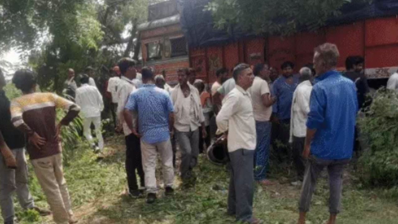 UP Accident : तेज रफ्तार ट्रक की चपेट में आने से पति-पत्नी समेत तीन की मौत; चालक हिरासत में