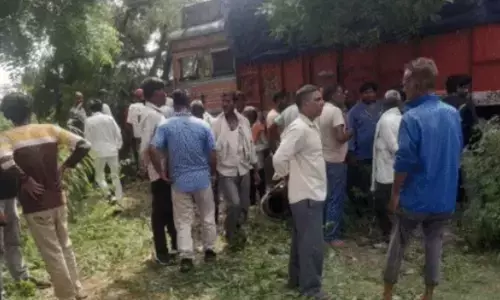 UP Accident : तेज रफ्तार ट्रक की चपेट में आने से पति-पत्नी समेत तीन की मौत; चालक हिरासत में