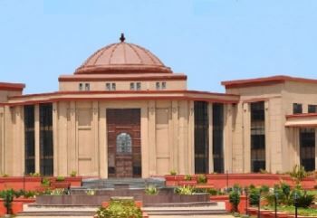 Chhattisgarh High Court: बीमार माता-पिता को छोड़कर अलग रहने बीवी का दबाव मानसिक क्रूरता: हाई कोर्ट, पढ़ें पूरी खबर