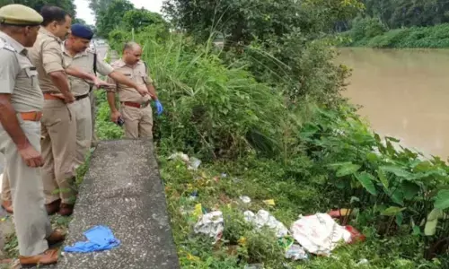 UP Crime : बेटी ने प्रेमी संग मिलकर सौतेली मां को मारा, नहर किनारे मिला सिर कटा शव, दोनों हिरासत में