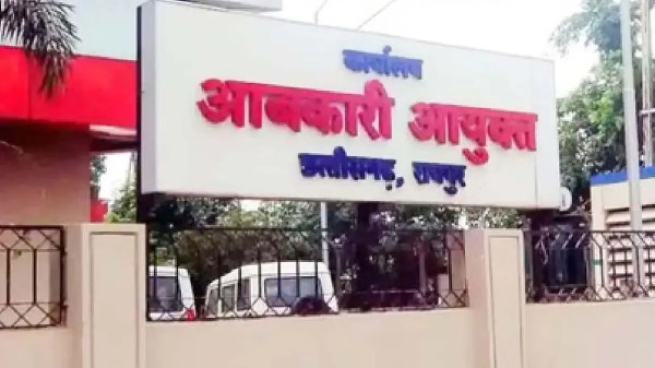 CG News : शराब दुकानों में गड़बड़ी पर आबकारी विभाग का एक्शन, दो उपनिरीक्षक सस्पेंड, एक पर चालान के बाद की कार्रवाई