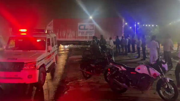 UP Accident : तेज रफ्तार ट्रक ने बाइक सवार परिवार को रौंदा, 4 साल के मासूम समेत 3 की मौत