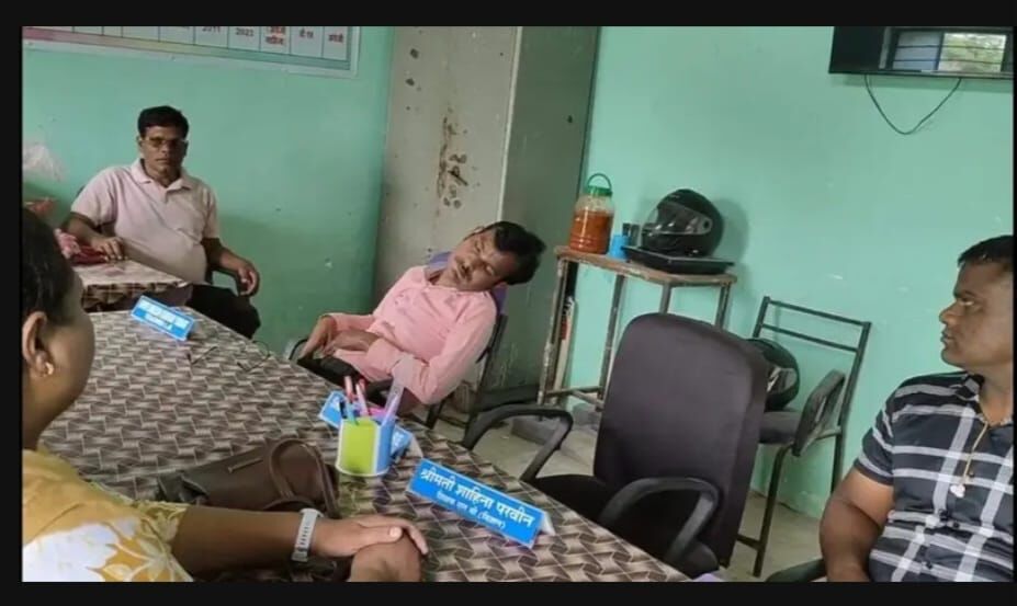 Teacher suspended : नशे की हालत में स्कूल पहुंचा शिक्षक निलंबित, ग्रामीणों की शिकायत पर हुई कार्रवाई