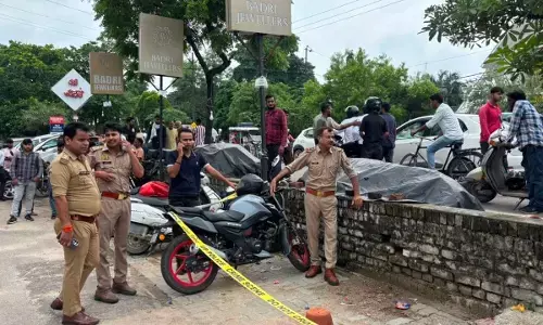 UP Crime : ICICI बैंक की रिलेशनशिप मैनेजर की हत्या, पति ने मारी गोली, खुद भी किया सुसाइड