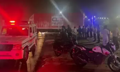 UP Accident : तेज रफ्तार ट्रक ने बाइक सवार परिवार को रौंदा, 4 साल के मासूम समेत 3 की मौत