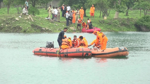 Raipur City News : 48 घंटे बाद भी आदिल का सुराग नहीं, गहरे पानी में SDRF-NDRF का रेस्क्यू जारी