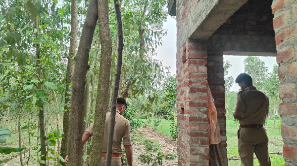 UP Crime : प्रेमी से बात करते देख भड़का चाचा, नाबालिग भतीजी की हत्या कर शव खेत में दफनाया