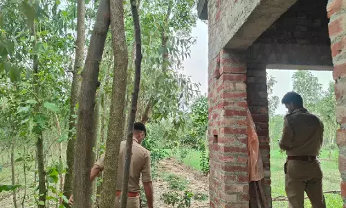 UP Crime : प्रेमी से बात करते देख भड़का चाचा, नाबालिग भतीजी की हत्या कर शव खेत में दफनाया