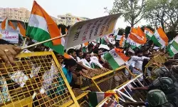 पटना में असिस्टेंट प्रोफेसर अभ्यर्थियों का लोकभवन मार्च, प्रदर्शनकारियों ने बैरिकेडिंग तोड़ी; पुलिस से झड़प