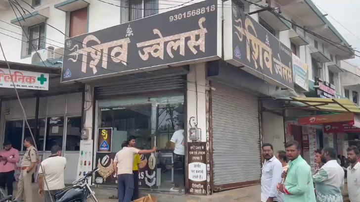 Raipur City Crime : कटर से ताला काटकर ज्वेलर्स दुकान में घुसे चोर, 10-15 किलो चांदी-सोने के जेवर लेकर फरार