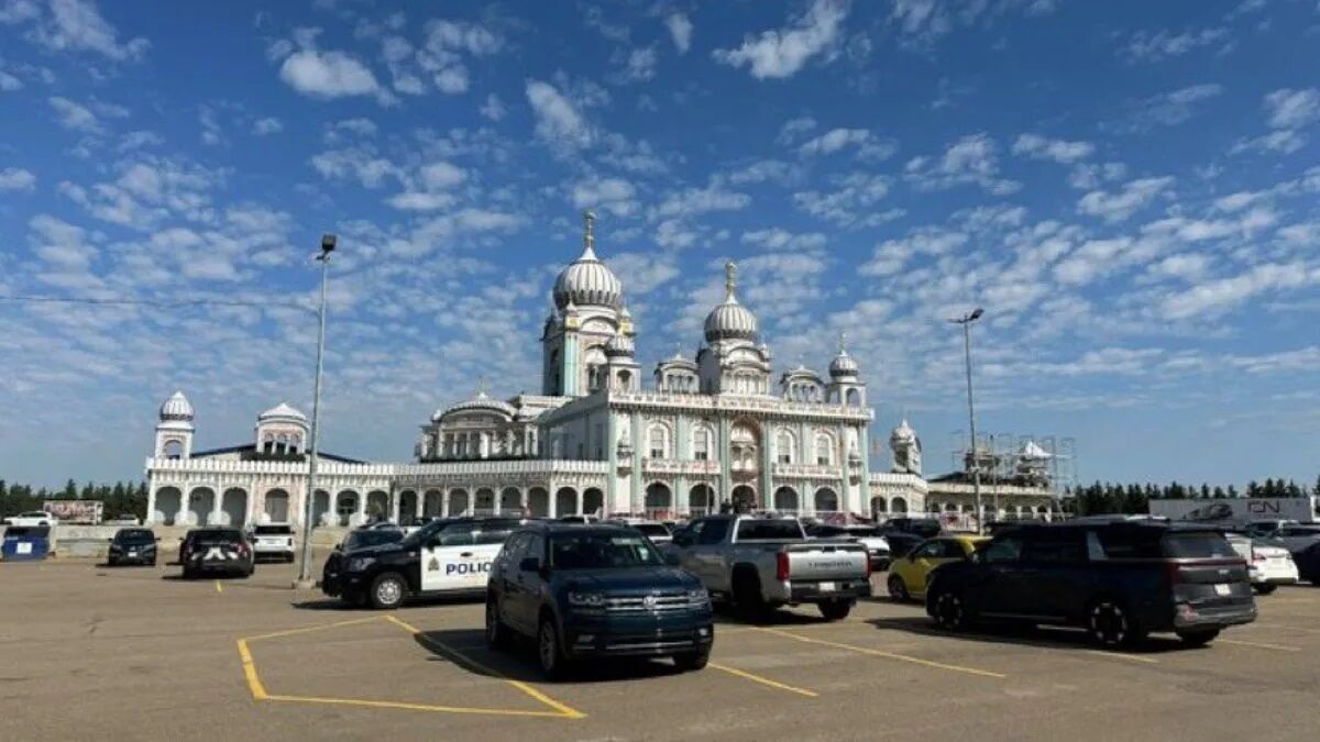 Canada: कनाडा के गुरुद्वारे में प्रार्थना के दौरान हंगामा, दो लोगों पर चाकू से हमला; आरोपी गिरफ्तार, पीएम कार्नी ने जताई संवेदना