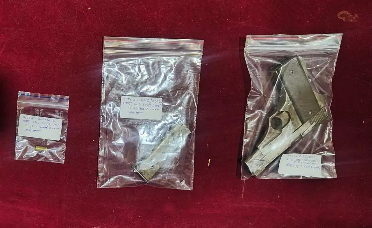 36539-fa5263ba-fc07-4fff-afec-9d5c502c85ac CG Crime : शराब दुकान के गार्ड पर फायरिंग का खुलासा, बिहार के खेत में छिपा मिला आरोपी, पिस्टल बरामद