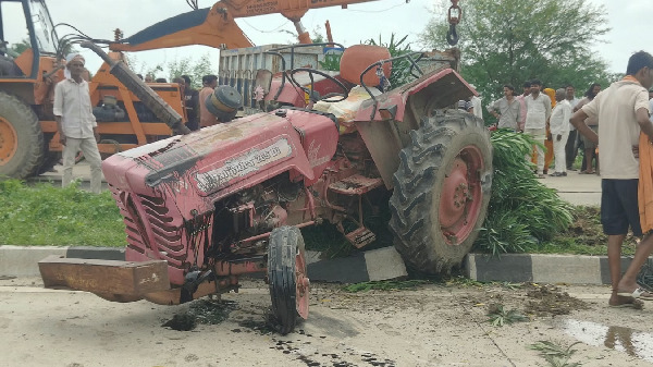 UP Accident : 42 मजदूरों से भरी ट्रैक्टर-ट्रॉली पलटी, किशोरी समेत 3 की मौत, 20 घायल