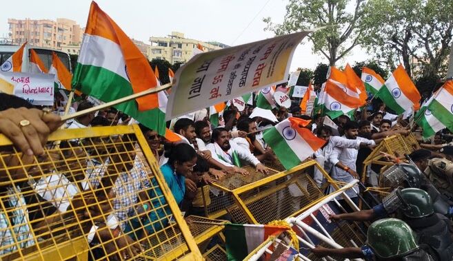 पटना में असिस्टेंट प्रोफेसर अभ्यर्थियों का लोकभवन मार्च, प्रदर्शनकारियों ने बैरिकेडिंग तोड़ी; पुलिस से झड़प
