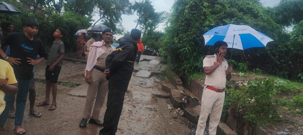 CG News : स्कूल से घर लौटते समय नदी में बहे 3 बच्चे, एक का शव मिला, दो की तलाश जारी